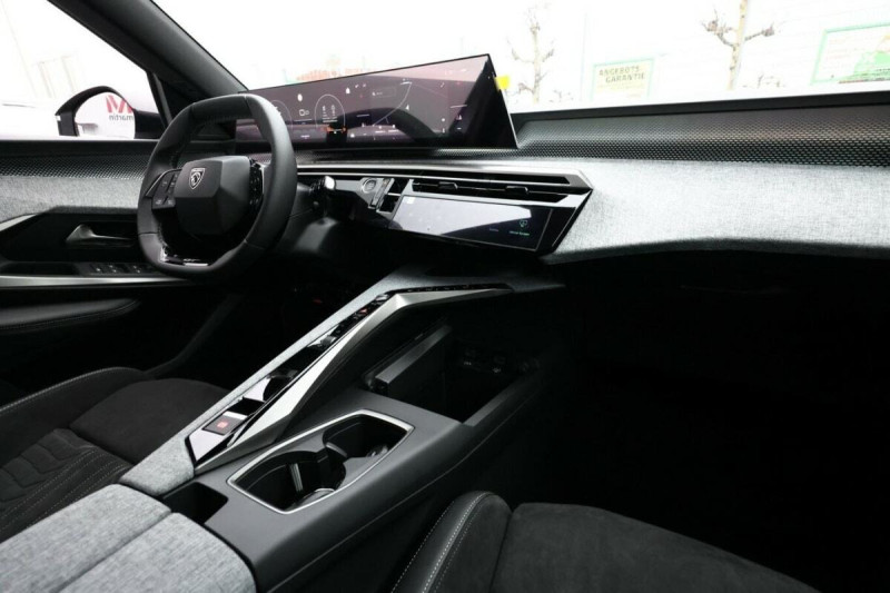 PEUGEOT 5008 HYBRID 145 E-DCS6 GT