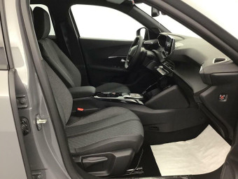 PEUGEOT 2008 ALLURE HYBRID 145 E-DSC6