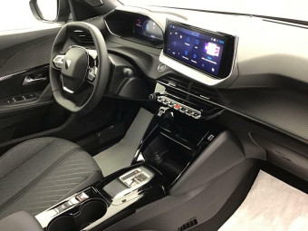 PEUGEOT 2008 ALLURE HYBRID 145 E-DSC6