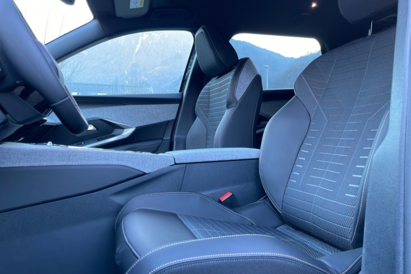 PEUGEOT 5008 HYBRID 145 E-DCS6 ALLURE PLUS