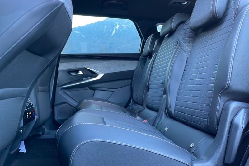 PEUGEOT 5008 HYBRID 145 E-DCS6 ALLURE PLUS