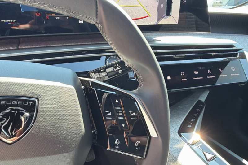 PEUGEOT 5008 HYBRID 145 E-DCS6 ALLURE PLUS
