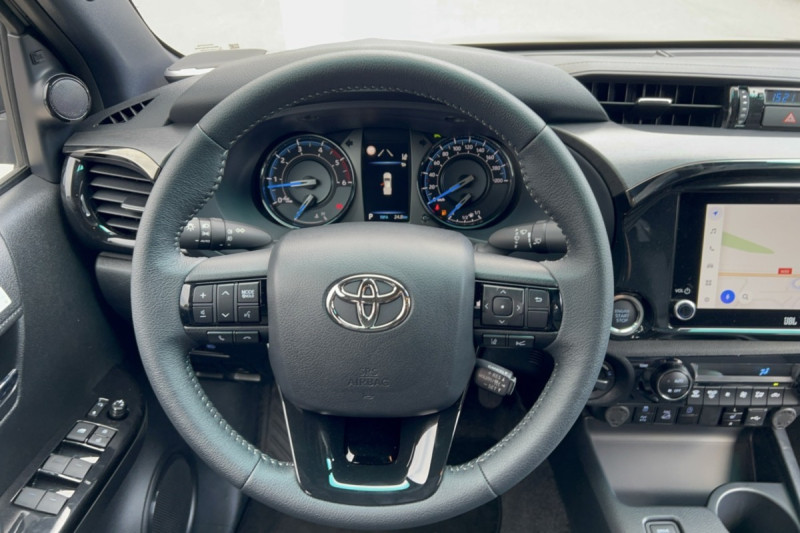 TOYOTA HILUX 2.8 204 BVA INVINCIBLE RIDEAU