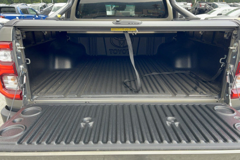 TOYOTA HILUX 2.8 204 BVA INVINCIBLE RIDEAU