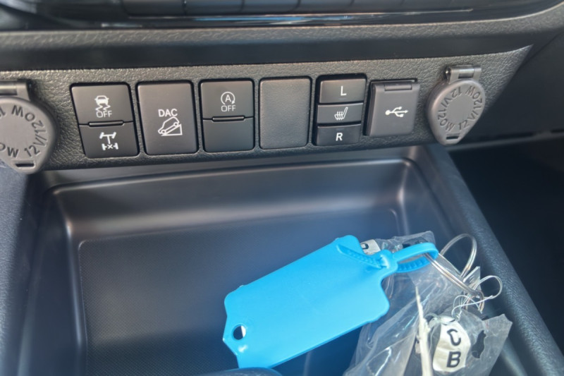 TOYOTA HILUX 2.8 204 BVA INVINCIBLE RIDEAU