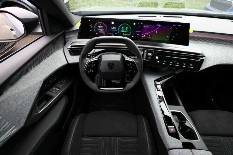 PEUGEOT 5008 HYBRID 145 E-DCS6 GT